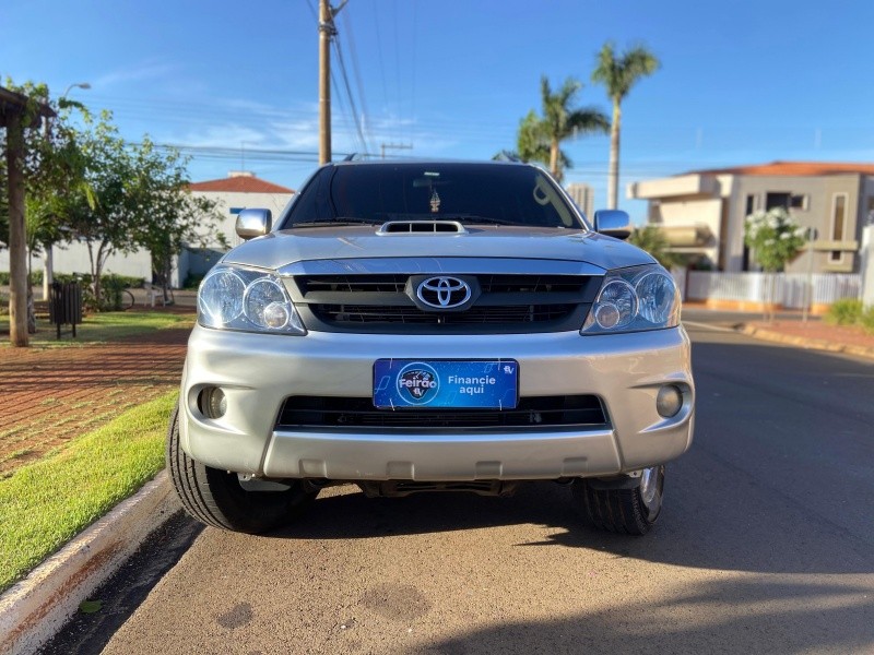 Veculo: Toyota - Hilux - SW4 3.0 em Sertozinho