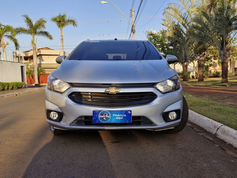 Veculo: Chevrolet (GM) - Onix -  em Sertozinho
