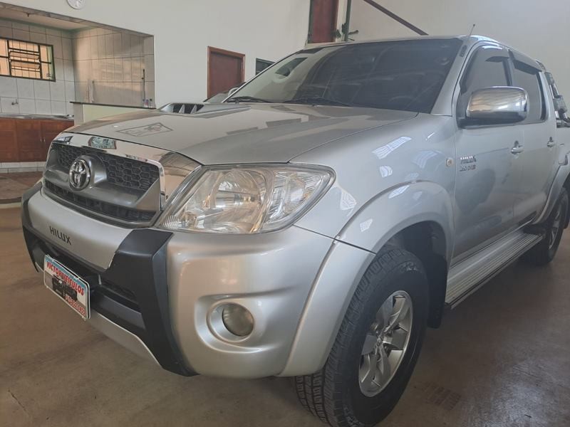 Veculo: Toyota - Hilux - SRV 4X4 4P.  em Sales Oliveira