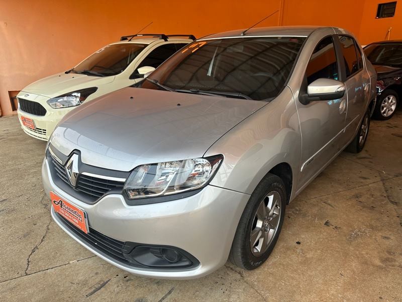 Veculo: Renault - Logan - EXpresion 4P.  em Ribeiro Preto