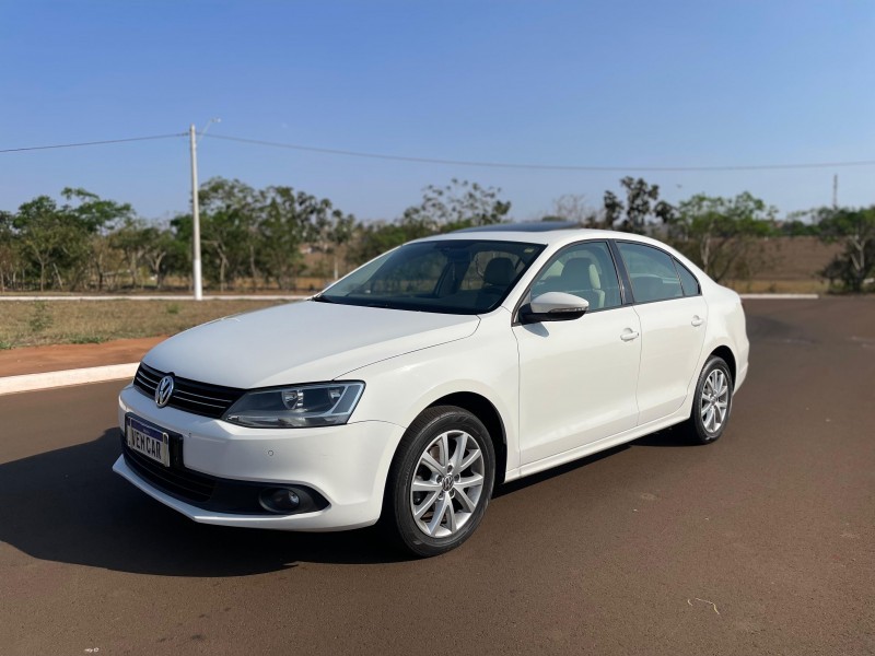 Veculo: Volkswagen - Jetta - COMFORTLINE 2.0 FLEX COM TETO SOLAR  em Sertozinho