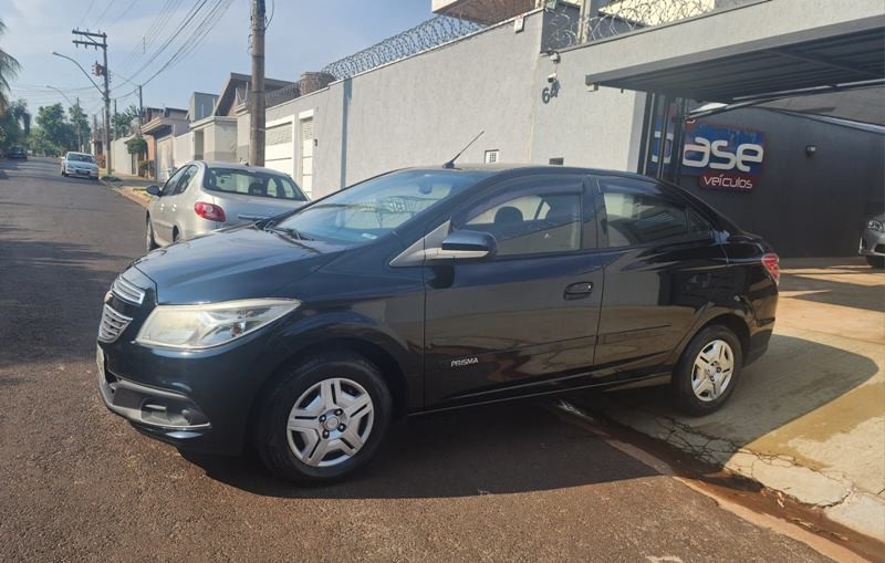 Veculo: Chevrolet (GM) - Prisma - LT 1.0 Flex em Ribeiro Preto