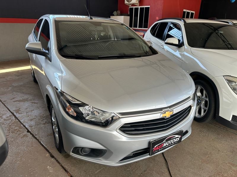 Veculo: Chevrolet (GM) - Onix - 1.0 LT 4P.  em Ribeiro Preto