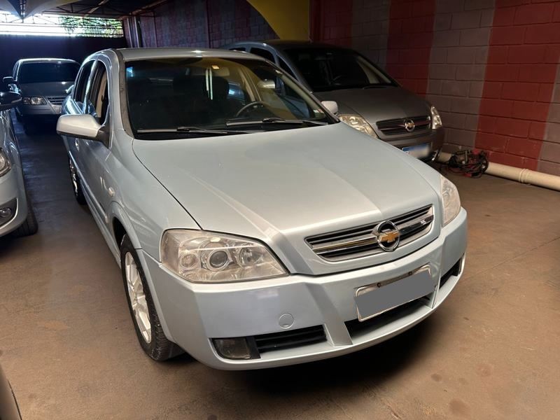 Veculo: Chevrolet (GM) - Astra Hatch - Advantage 4P.  em Ribeiro Preto