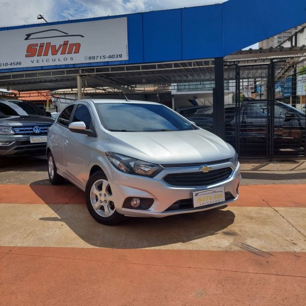 Veculo: Chevrolet (GM) - Onix - 1.4 MPFI LT 8V FLEX 4P MANUAL em Ribeiro Preto