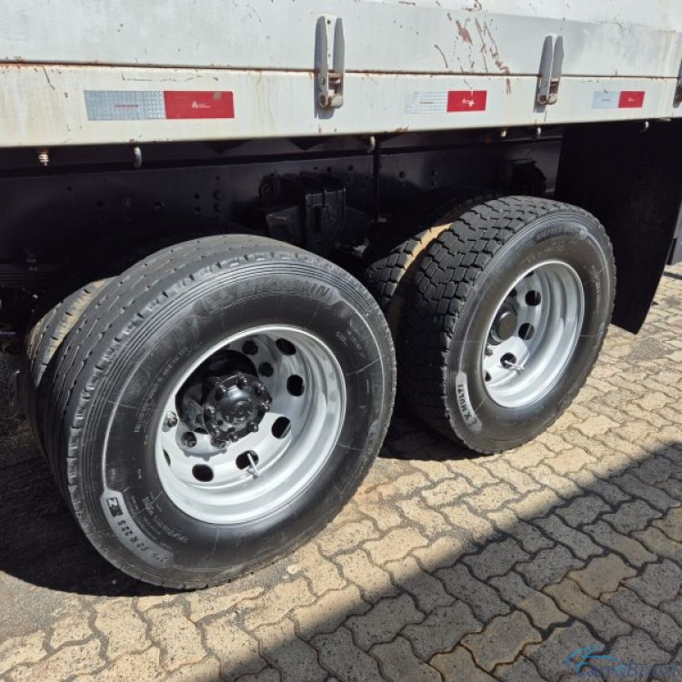 Radan Veiculos | 24-250 VW 24.280 Const 6x2 Carroceria Boiadeira Mod 2012 12/12 - foto 7